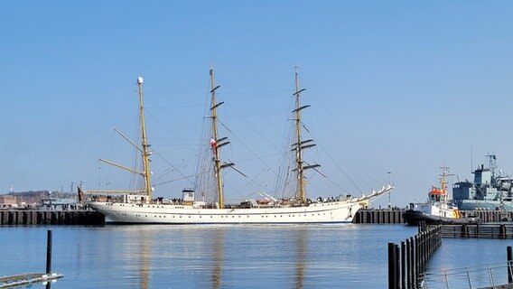 Die "Gorch Fock" auf dem Wasser. © NDR Foto: NDR