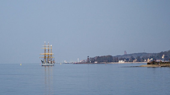 Das Segelschulschiff "Gorch Fock" liegt in der Kieler Förde vor Anker. © dpa-Bildfunk Foto: Axel Heimken