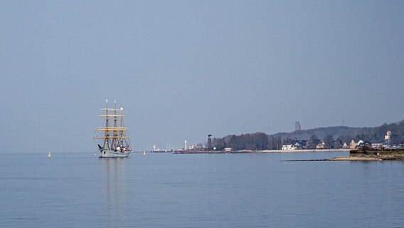 Das Segelschulschiff "Gorch Fock" liegt in der Kieler Förde vor Anker. © dpa-Bildfunk Foto: Axel Heimken