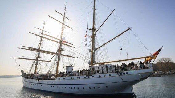 Das Segelschulschiff "Gorch Fock" beim Anlegen an der Mole im Marinestützpunkt Kiel-Wik. © dpa-Bildfunk Foto: Christian Charisius