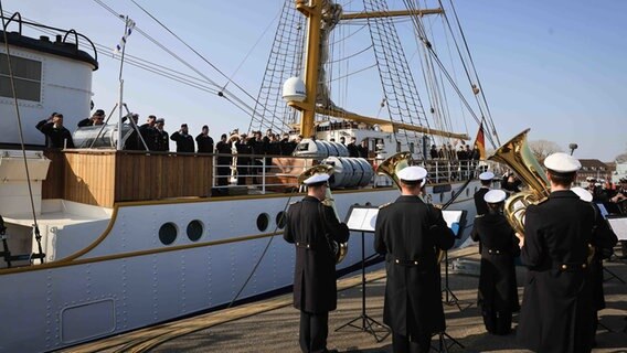 Die Besatzung des Segelschulschiffs "Gorch Fock" steht an Deck beim Anlegen im Marinestützpunkt Kiel-Wik. © dpa-Bildfunk Foto: Christian Charisius