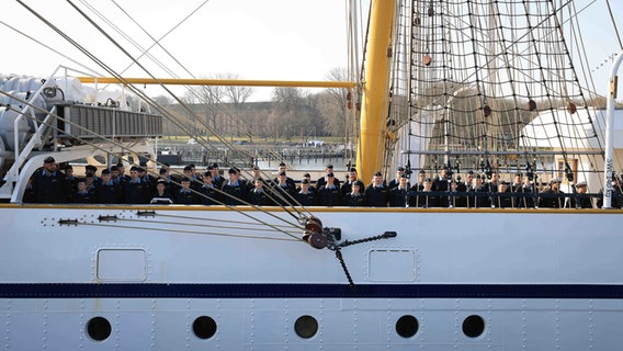 Die Besatzung des Segelschulschiffs "Gorch Fock" steht an Deck beim Anlegen im Marinestützpunkt Kiel-Wik. © dpa-Bildfunk Foto: Christian Charisius