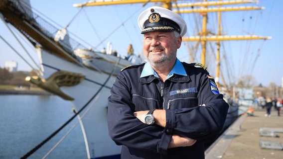 Nils Brandt, Kapitän des Segelschulschiffs ·Gorch Fock·, gibt nach dem Anlegen im Marinestützpunkt Kiel-Wik ein Interview. © dpa-Bildfunk Foto: Christian Charisius