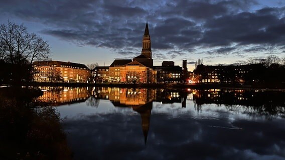 Kleiner Kiel und das angeleuchtete Rathaus und Opernhaus in der Abenddämmerung. © Björn Sievers Foto: Björn Sievers