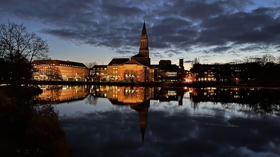 Kleiner Kiel und das angeleuchtete Rathaus und Opernhaus in der Abenddämmerung. © Björn Sievers Foto: Björn Sievers