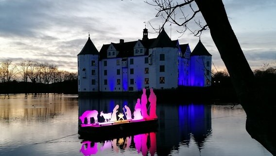 Die beleuchtete Weihnachtskrippe vor dem Schloss Glücksburg. © Angela Christiansen Foto: Angela Christiansen