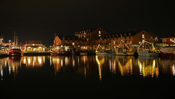 Der beleuchtete Hafen von Heiligenhafen bei Nacht. © Jörg Bochnik Foto: Jörg Bochnik