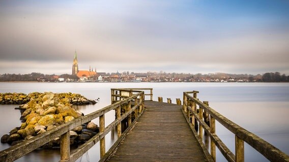 Schleswig von einem Holzsteg aus fotografiert. © Bodo Puttins Foto: Bodo Puttins