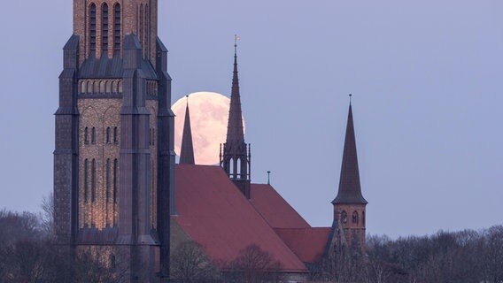 Hinter dem Dom zu Schleswig geht der Vollmond auf. © Jens Kuntze Foto: Jens Kuntze