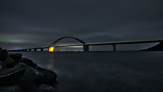 Die Fehmarnsundbrücke vor Sonnenaufgang. © Ralph-Georg Janke Foto: Ralph-Georg Janke