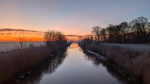 Ein Sonnenaufgang an der Schleuse Ehstensiel © Nadja Hucker Foto: Nadja Hucker