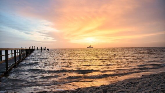 Ein Schiff auf See am Morgen bei Wyk auf Föhr © Ralf Horstmann Foto: Ralf Horstmann