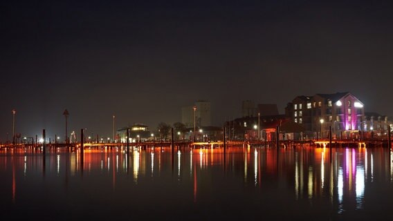 Der bunt beleuchtete Yachthafen Heiligenhafen © Yorck Koch Foto: Yorck Koch