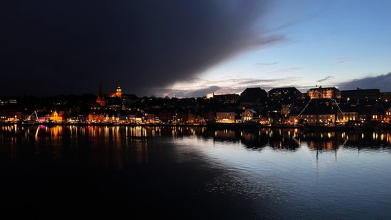 Der beleuchtete Hafen in Flensbrug zwischen Tag und Nacht © Dirk Lorenz Foto: Dirk Lorenz