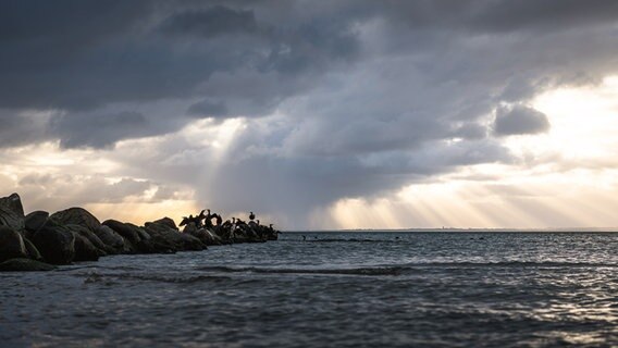 Die Sonne strahlt durch die Wolken auf das Meer. © Jens Kube Foto: Jens Kube