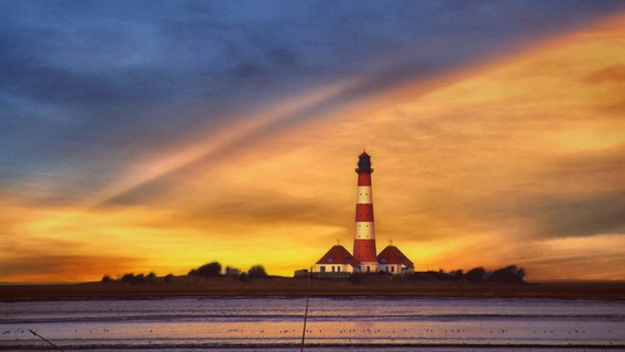 Ein Leuchtturm während des Sonnenaufgangs. © Michaela Peter Foto: Michaela Peter