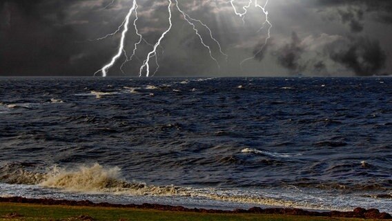 Gewitter über der Nordsee bei Lüttmoorsiel © Ralf Steinkat Foto: Ralf Steinkat