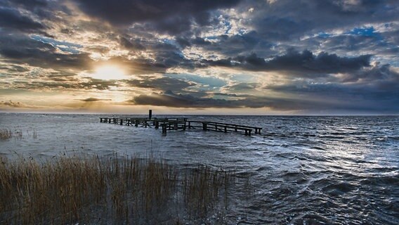 Eine Brücke in Südwesthörn steht unter Wasser © Reinhard Wehrenbrecht Foto: Reinhard Wehrenbrecht