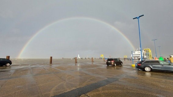 Ein großer Regenbogen über der Nordsee © Monika Wagenführ Foto: Monika Wagenführ