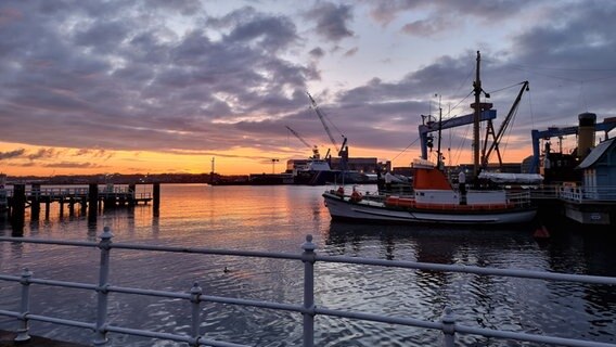 Schiffe in der Kieler Förde bei Sonnenaufgang © Adriane Puttich Foto: Adriane Puttich