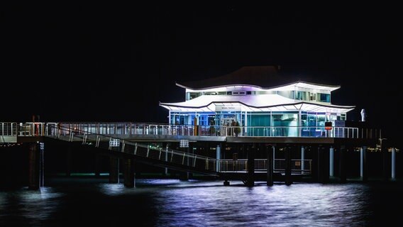 Das Mikado-Teehus in Timmendorfer Strand bei Nacht © Werner Reins Foto: Werner Reins