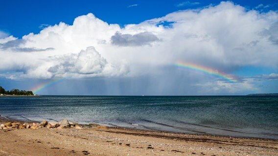 Ein Regenbogen über der Eckernförder Bucht. © David Thomsen Foto: David Thomsen
