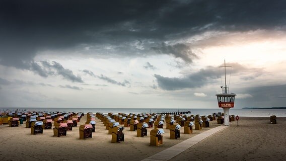 Am Strand stehen in säuberlichen Reihen Strandkörbe. Der Himmel ist bewölkt. © Jörn Brede Foto: Jörn Brede