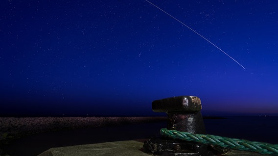 Die ISS fliegt über den Nachthimmel über Schlüttsiel. © Peter Reinert Foto: Peter Reinert
