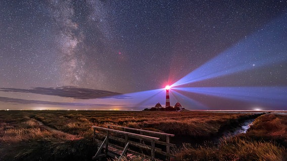 Blick auf den Westerhever Leuchtturm bei Nacht unter klarem Sternenhimmel. © Mario Urso Foto: Mario Urso