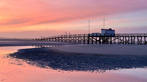 Pfahlbauten und Steg in St. Peter Ording bei Sonnenaufgang © Elisabeth Schmidt-Hohensee Foto: Elisabeth Schmidt-Hohensee