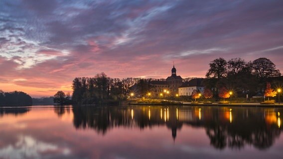 Schloss Eutin in den Morgenstunden vor Sonnenaufgang © Ralf-Georg Janke Foto: Ralf-Georg Janke