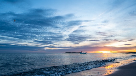 Schönberger Strand am Morgen mit einem Sonnenaufgang am Horizont. © Katja Haber Foto: Katja Haber