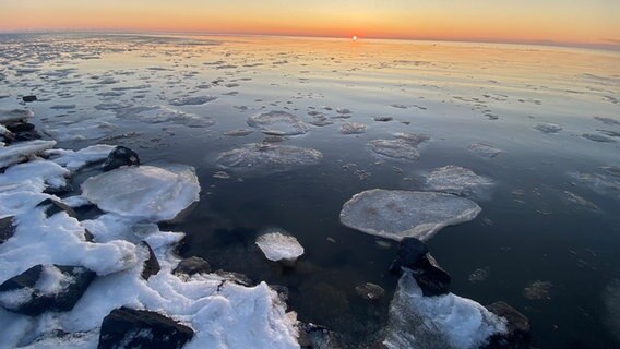 Eissschollen bei Sonnenuntergang in der Meldorfer Bucht © Nico Zeilfelder Foto: Nico Zeilfelder