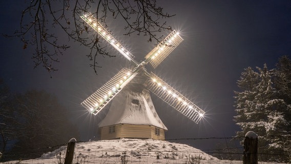 Eine festlich beleuchtete Mühle in Sankt Michaelisdonn. © Sandra Sikora Foto: Sandra Sikora