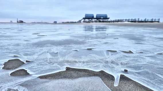 Nahaufname des gefrorenen Meers in St. Peter Ording © Michaela Peter Foto: Michaela Peter