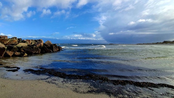 Der Schönberger Ostseestrand bei Heidkate, links am Bildrand ist eine Mole zu sehen. © Christoph Westrich Foto: Christoph Westrich