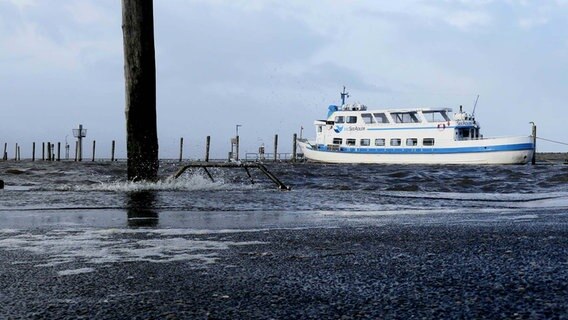 Ein Schiff liegt im Hafen von Schlüttsiel, der Hafen ist randvoll mit Wasser. © Reiner Wagenführ Foto: Reiner Wagenführ