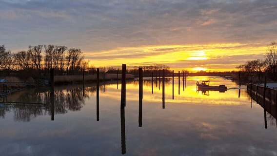 Die Abendsonne steht tief über einem kleinen Hafen. © Sebastian Gutzeit Foto: Sebastian Gutzeit