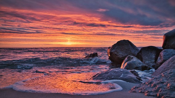 Die Sonne erhebt sich am Horizont über der Ostsee. © Ralf-Georg Janke Foto: Ralf-Georg Janke