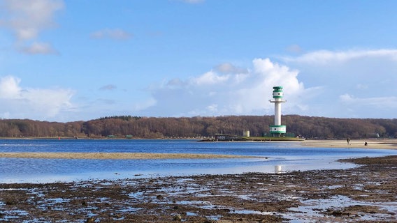 Der Leuchtturm in Kiel-Friedrichsort bei niedrigem Wasserstand. © Kevin Doose Foto: Kevin Doose