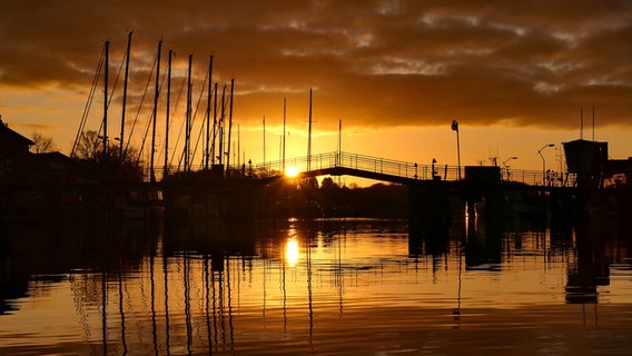 Sonnenaufgang über der Holzbrücke im Eckernförder Hafen. © Rüdiger Seemann Foto: Rüdiger Seemann