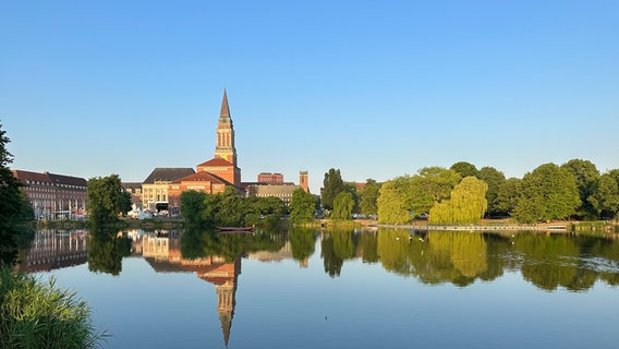 Das Kieler Rathaus spiegelt sich im kleinen Kiel am sommerlichen Morgen. © Elisabeth Schmidt-Hohensee Foto: Elisabeth Schmidt-Hohensee