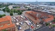 Das Kieler Standesamt und der internationale Markt von oben. © Angelika Lübker Foto: Angelika Lübker