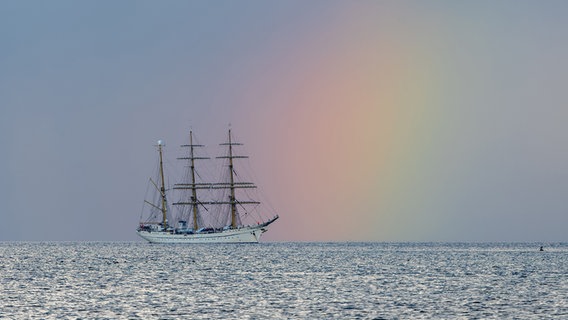 Die Gorch Fock liegt vor Anker und ein Regenbogen zeichnet sich am Himmel ab. © Marten Engelbrecht Foto: Marten Engelbrecht