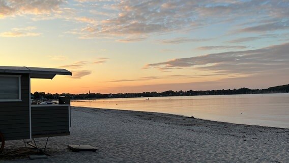 Ein Sonnenuntergang am Strand mit kleiner Holzhütte. © Christa Czech Foto: Christa Czech