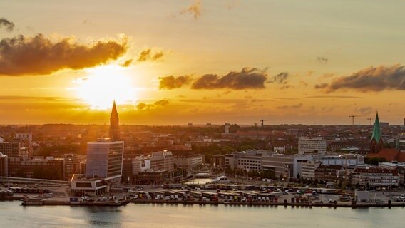 Westufer Skyline von Kiel bei Sonnenuntergang. © Thomas Olschewski Foto: Thomas Olschewski