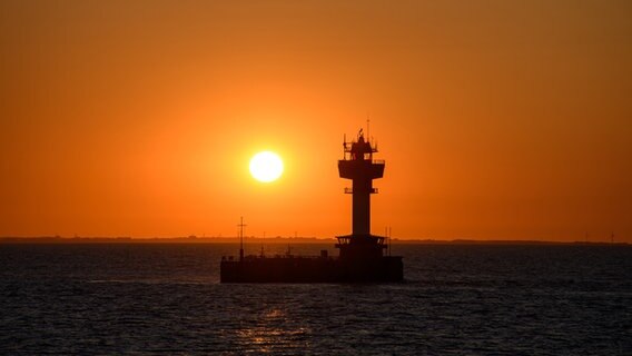 Leuchtturm in Kiel im Gegenlicht vor dem Sonnenuntergang. © Stefan Domeier Foto: Stefan Domeier