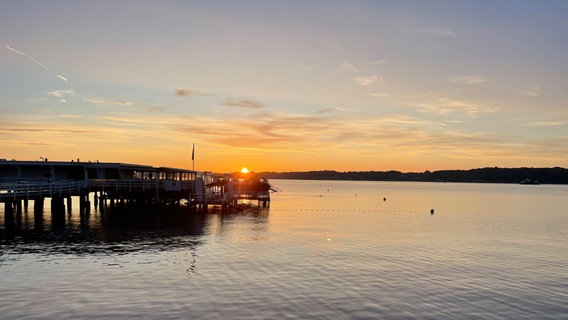 Sonnenaufgang über dem Wasser. © Björn Claussen Foto: Björn Claussen