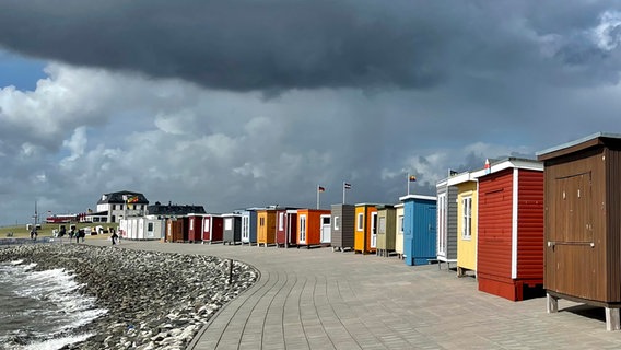 Bunte Umkleidehütten stehen am Deich von Dagebüll. © Heinke Stupnicki Foto: Heinke Stupnicki