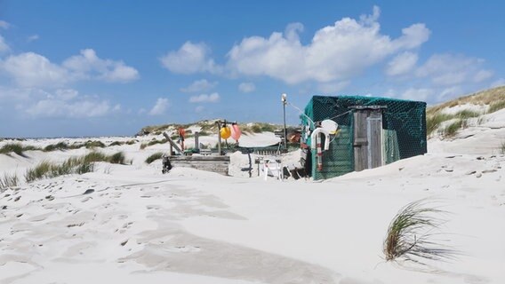 Holzhütte mit Fischernetzen am Strand von Amrum. © Petra Lassen Foto: Petra Lassen